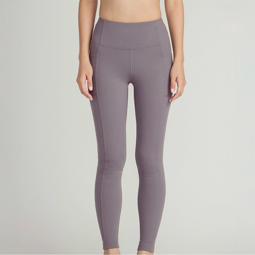 Mondetta NWOT Active Stretch GRS Certified Recycled Nylon Piping Detail Leggings